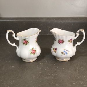 🇬🇧ROYAL ALBERT🇬🇧 Two beautiful vintage cream jugs. Excellent condition.